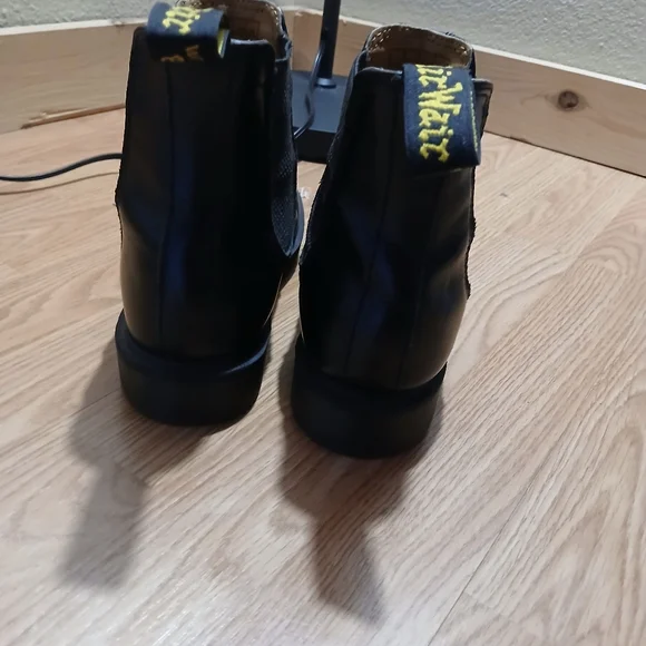 Doc Marten 2976 Smooth Leather Chelsea Boots - Picture 4 of 9